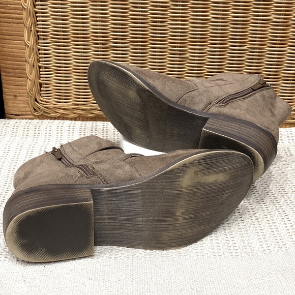 Wanted Faux Suede Ankle Booties With Golden Buckles ! - Picture 6 of 10